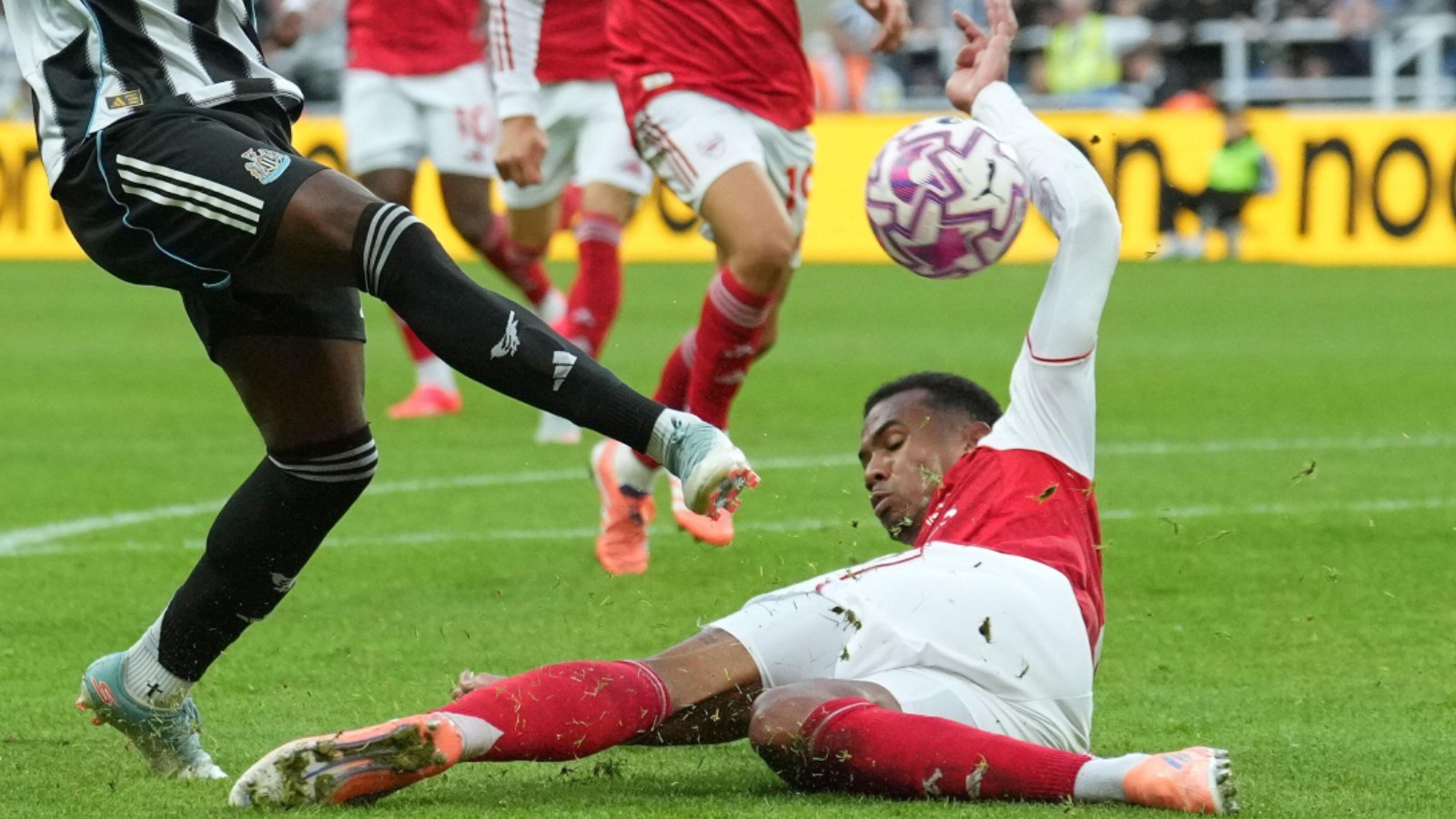 Чи повинні були гравці Ньюкасла отримати пенальті за рукавицю Габріеля в матчі проти Арсенала?