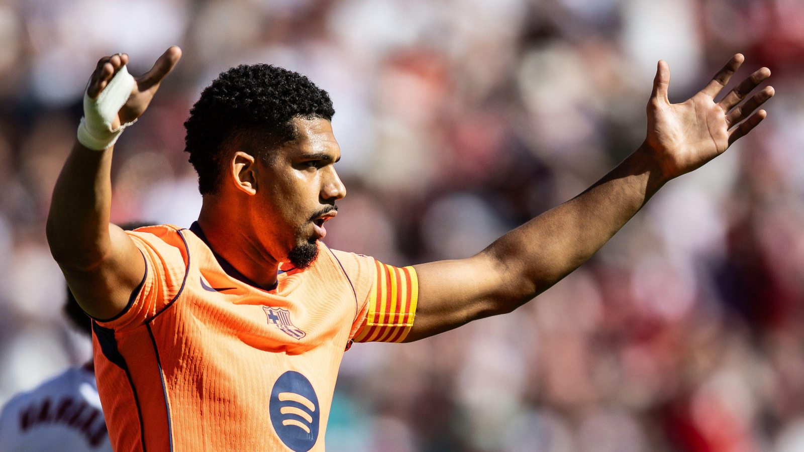 Чи підпише Рональд Араужо контракт з Ліверпулем або Челсі у січні? Відкрито шанси