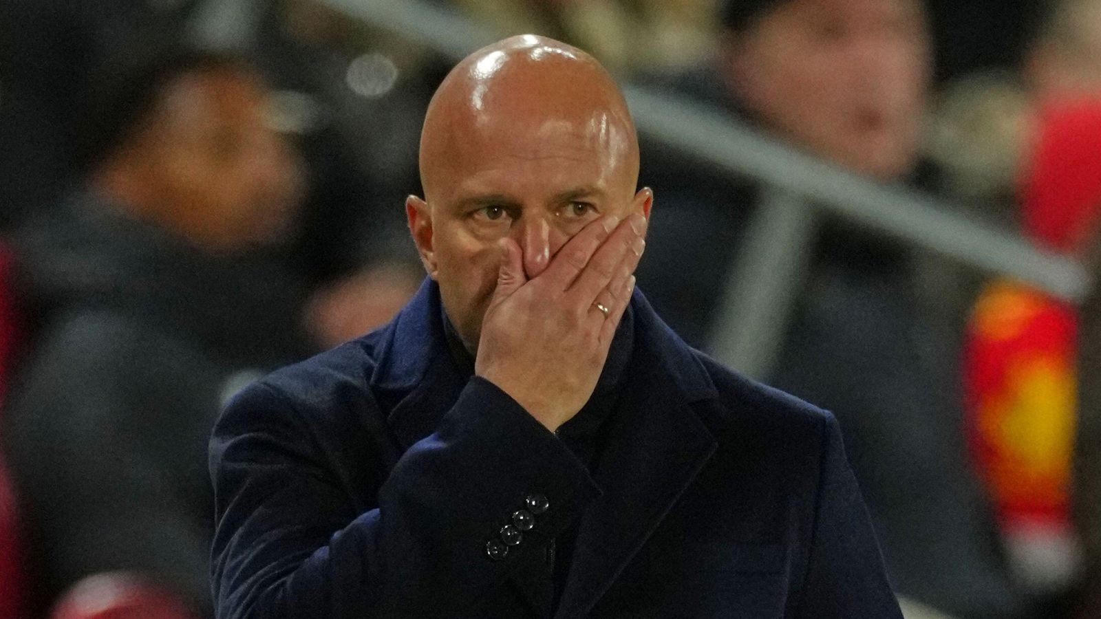 Невілл стверджує, що Слот має прибрати підписання Ліверпуля, щоб зупинити 'вірус'