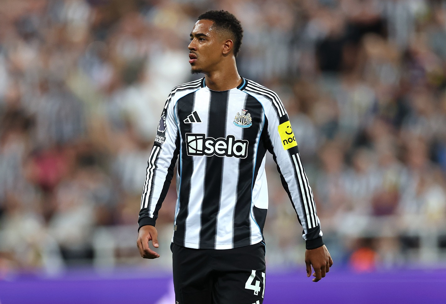 Джекоб Рамсі надсилає сигнал Віллі після поцілунку у знак визнання символіки Ньюкасла