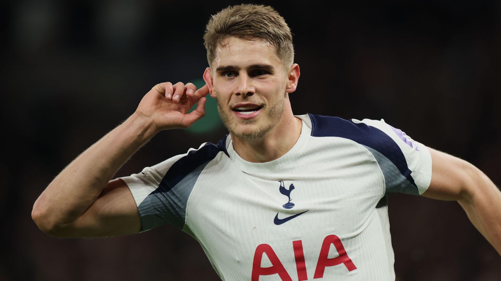 Тоттенхем: Постекоглу висловився про Ван де Вена, що викликало занепокоєння у вболівальників Сперс через інтерес Реал Мадрид