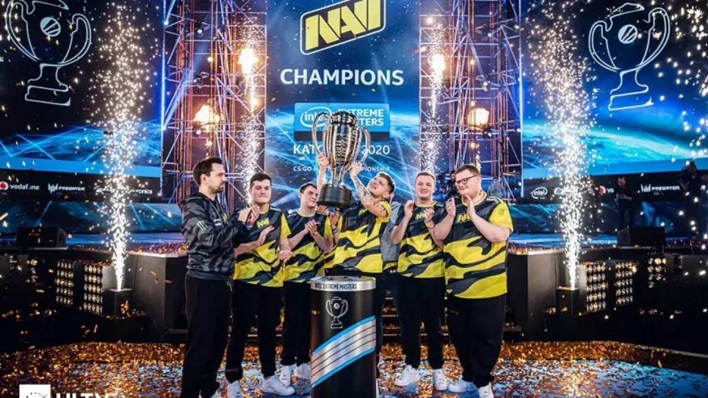 Кіберспортивна команда NAVI святкує перемогу з кубком на турнірі IEM Katowice 2020.