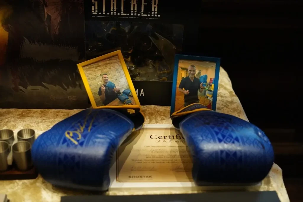 Лоти благодійного аукціону Games from Ukraine Reception, зокрема боксерські рукавички та атрибутика S.T.A.L.K.E.R. 2